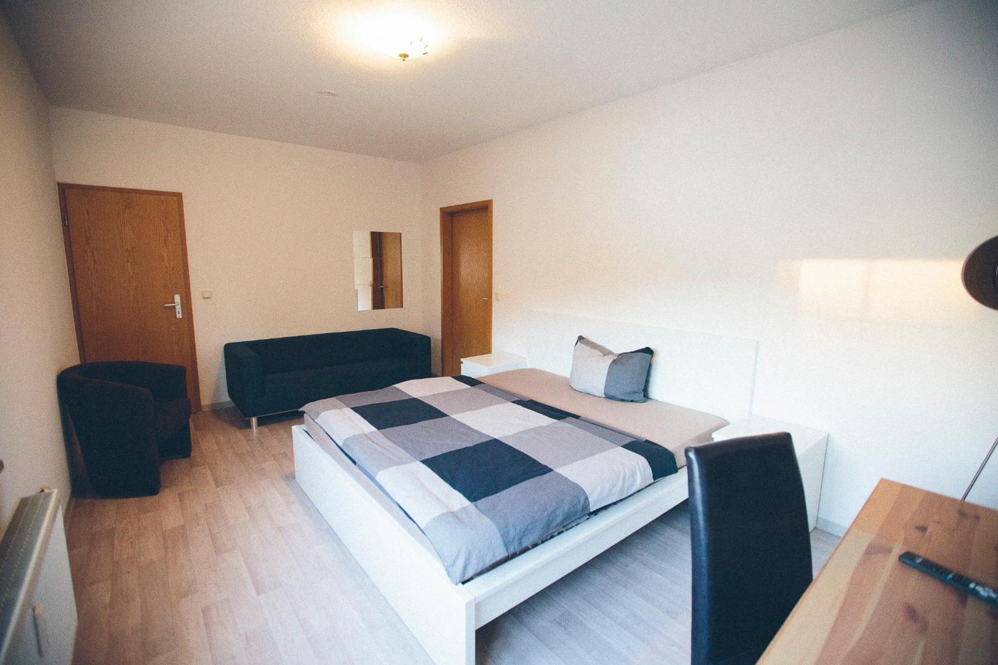 Grosse & Voll Ausgestattete Apartments, Studios, Doppelzimmer, Workspace, Parkplatz, Netflix, Prime & Schnelles Wifi In Ruhiger Lage Mit Garten Rudolstadt Ngoại thất bức ảnh