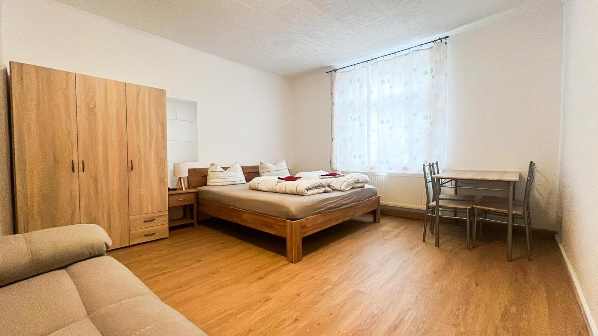 Grosse & Voll Ausgestattete Apartments, Studios, Doppelzimmer, Workspace, Parkplatz, Netflix, Prime & Schnelles Wifi In Ruhiger Lage Mit Garten Rudolstadt Phòng bức ảnh